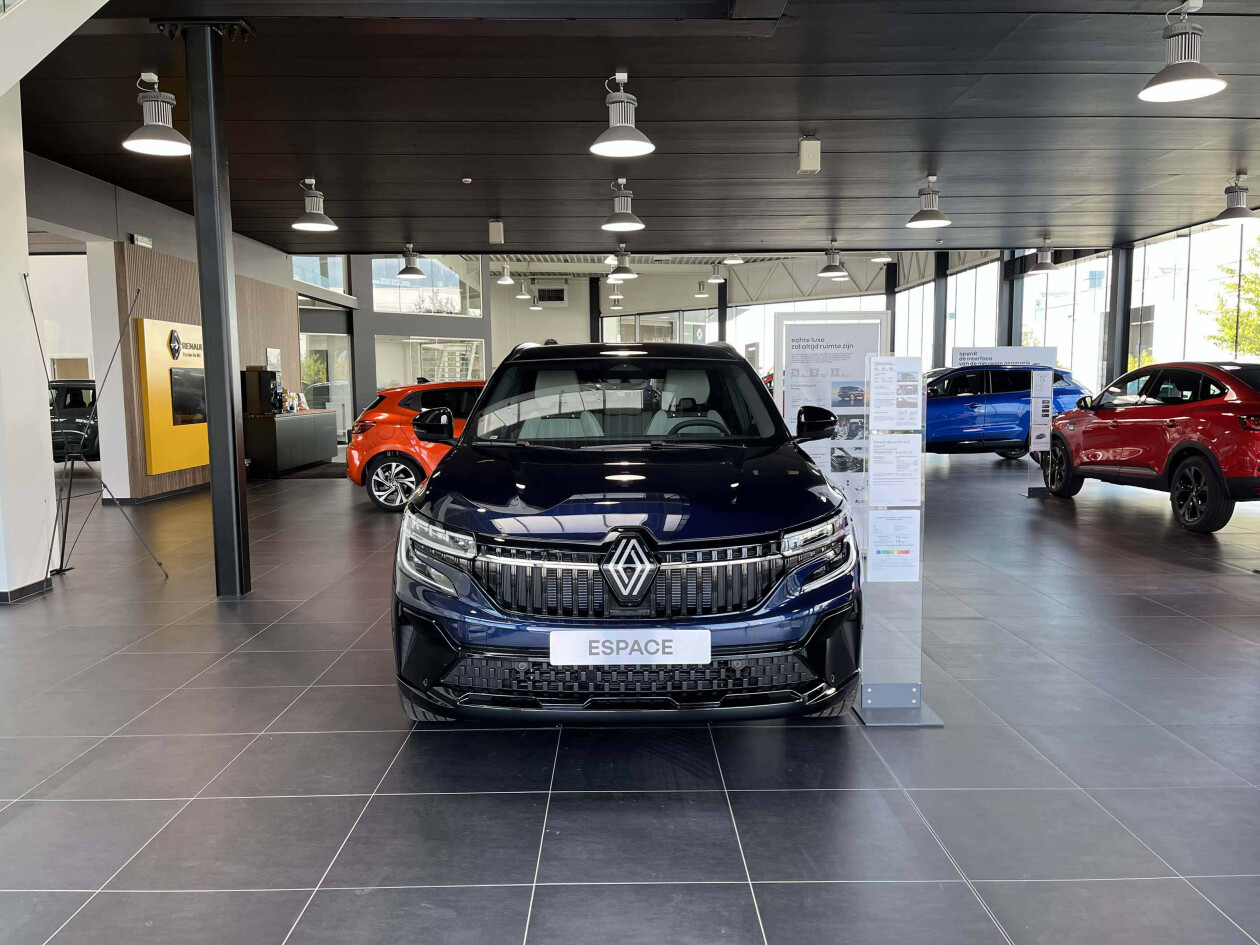 Renault_Showroom_2_2400