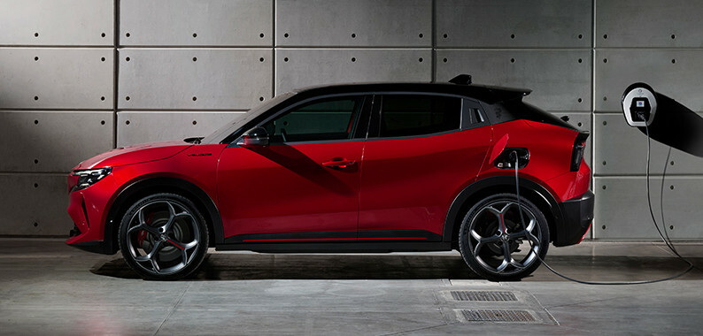 AR-ALFAROMEOJUNIOR-BEV-Charged-794X380-01