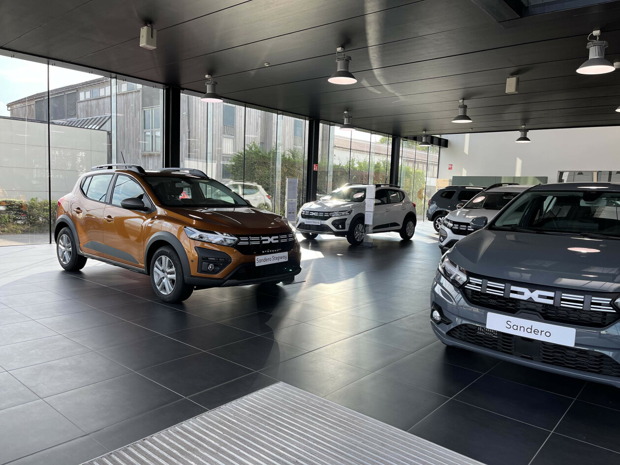 Dacia_Showroom_1_2400