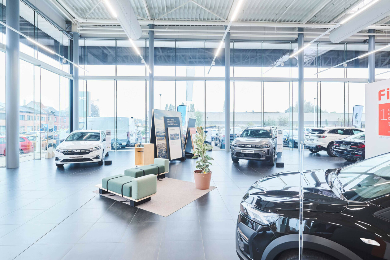 Dacia_Valckenier_Gent_showroom-overview_web