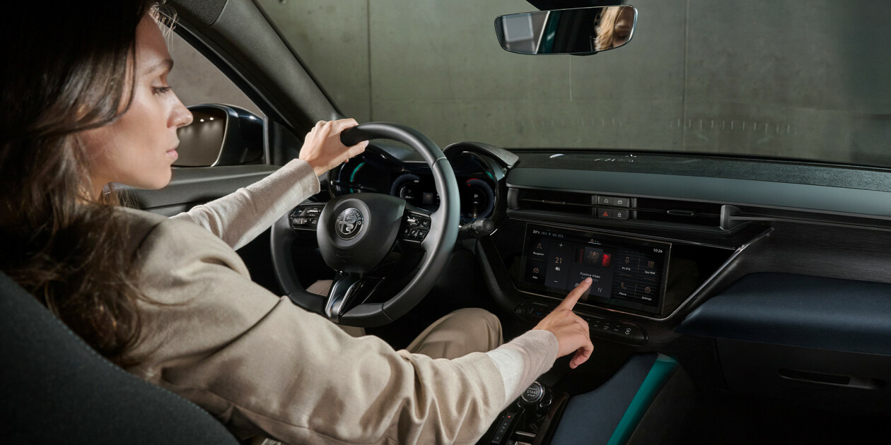 AR-ALFAROMEOJUNIOR-MHEV-Interior-2000X1000-DSK-2_1