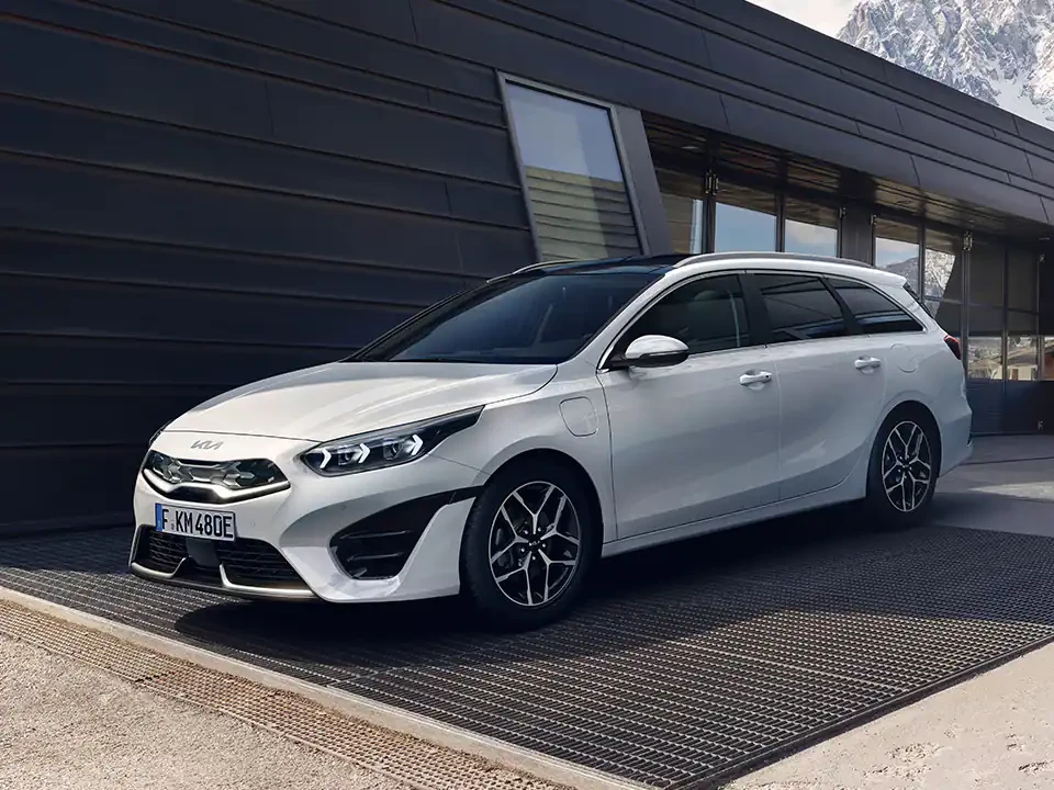 kia-ceed-sportswagon-phev-my22-34-front